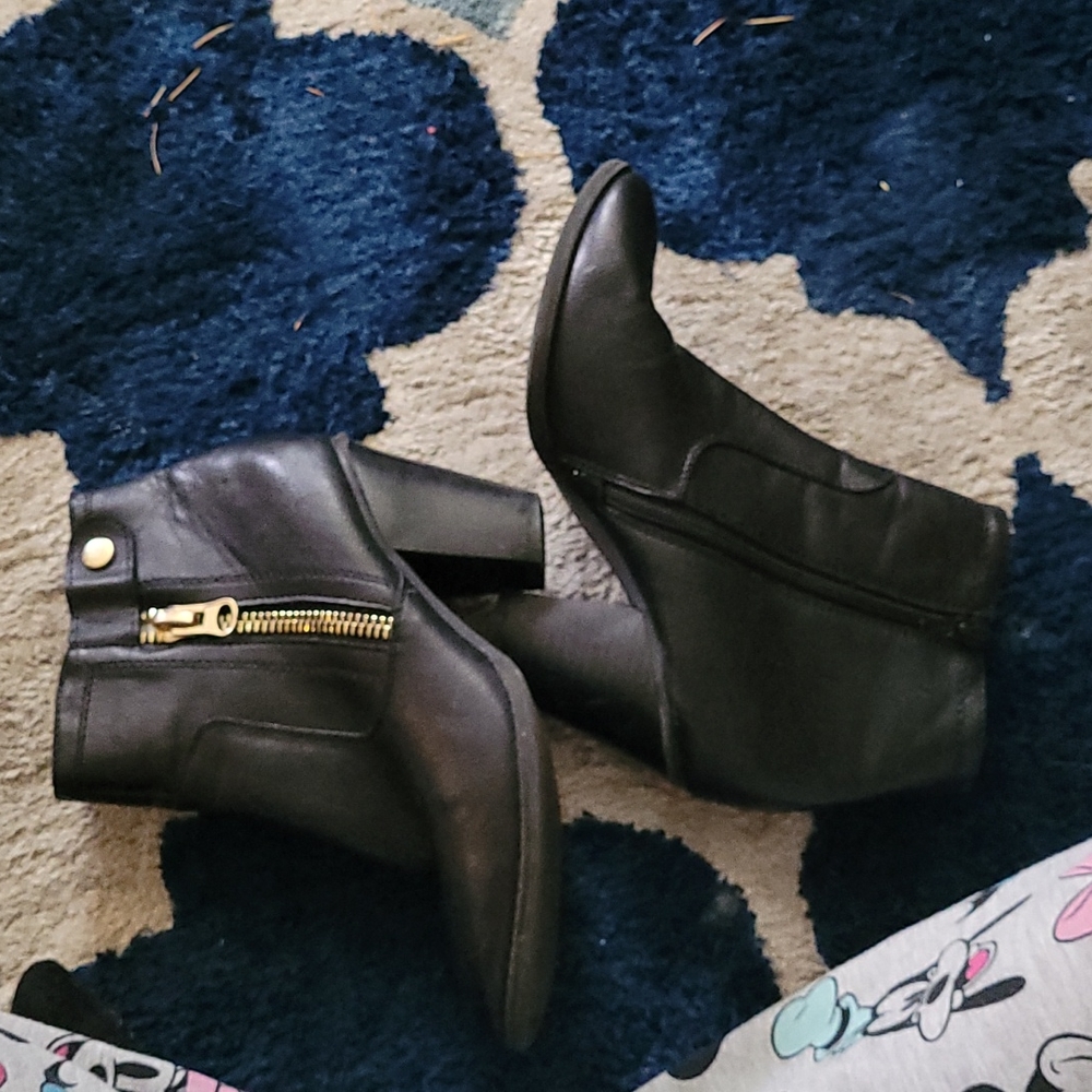 Women's Low-cut black leather boots from Khols APT9